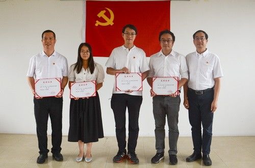 市僑聯(lián)黨組成員、副主席楊彪為亞軍市越南僑友聯(lián)誼會(huì)、季軍市僑聯(lián)法顧委頒獎(jiǎng)_調(diào)整大小.jpg