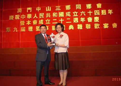 梁麗嫻常委與張成會長互致紀念品。